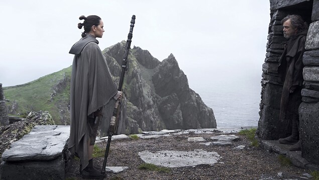 Daisy Ridley et Mark Hamill, face à face dans la nature, dans une scène du film Les derniers Jedi Daisy Ridley et Mark Hamill, face à face dans la nature, dans une scène du film Les derniers Jedi