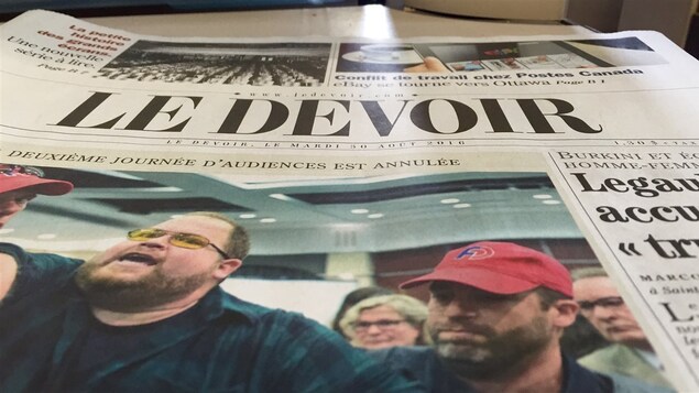 Une copie du journal Le Devoir.