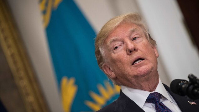 Donald Trump regarde vers la droite pendant qu'il prononce un discours. Donald Trump regarde vers la droite pendant qu'il prononce un discours.