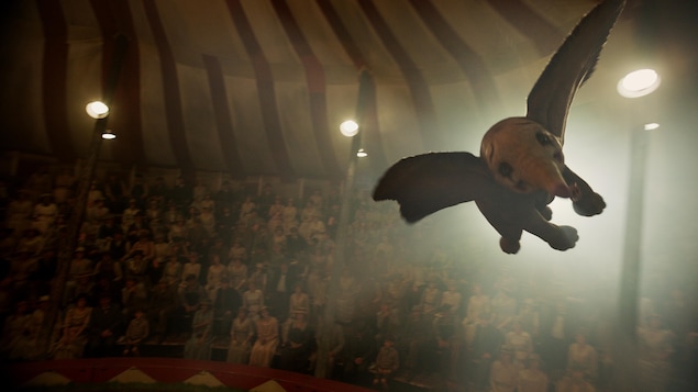 Un petit éléphant vole dans un chapiteau de cirque, dans cette image du film Dumbo, de Tim Burton.