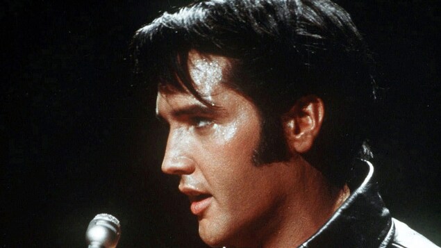 Elvis Presley chante pendant la soirée Comeback Special de 1968. Elvis Presley chante pendant la soirée Comeback Special de 1968.