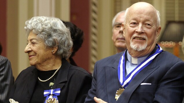 Ethel Stark à gauche du père Emmet Johns, en 2003, lors d'une cérémonie où ils ont tous deux été décorés comme grands officiers de l'Ordre national du Québec