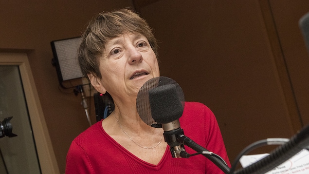 Françoise David devant un micro. Françoise David devant un micro.