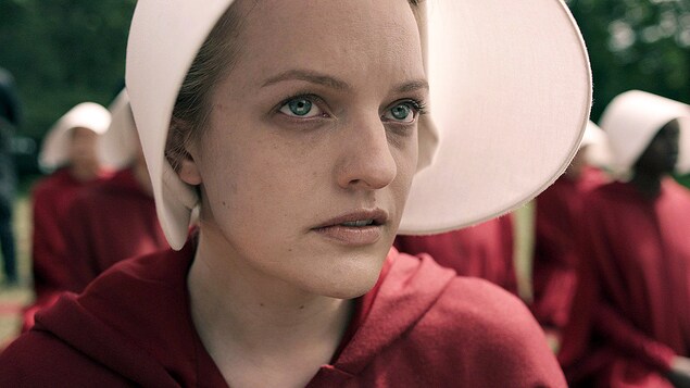 Elisabeth Moss dans La servante écarlate ( The Handmaid's Tale ). Elisabeth Moss dans La servante écarlate ( The Handmaid's Tale ).