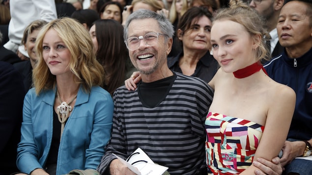 Le photographe Jean-Paul Goude entouré de Vanessa Paradis et de Lily-Rose Depp lors d'un défilé de Chanel, en octobre 2015.