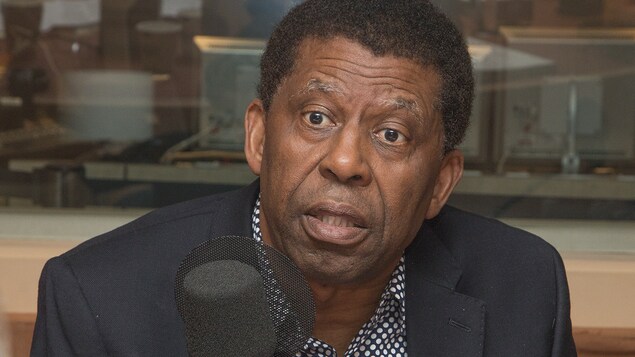 Dany Laferrière au micro d'Isabelle Craig.