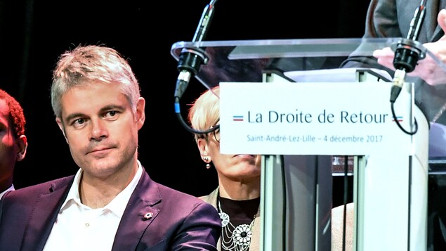 Laurent Wauquiez assis à côté d'un podium lors d'un événement de campagne, le 4 décembre à Lille