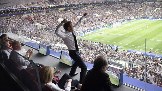 Depuis une loge du Stade Luzhniki à Moscou, en Russie, le président français, Emmanuel Macron, se réjouit du but gagnant de l'équipe de France en levant les poings, le 15 juillet 2018.