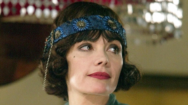 Marie Trintignant en costume d'époque lors d'un tournage en 2003 Marie Trintignant en costume d'époque lors d'un tournage en 2003