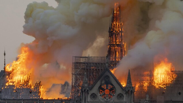 Vue de la cathédrale Notre-Dame-de-Paris en flammes, le 15 avril.