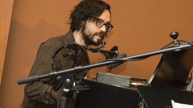 Philippe B au piano devant Catherine Perrin. Philippe B au piano devant Catherine Perrin.
