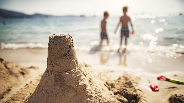 Les vacances sont synonymes de plage et de soleil pour de nombreux Québécois.