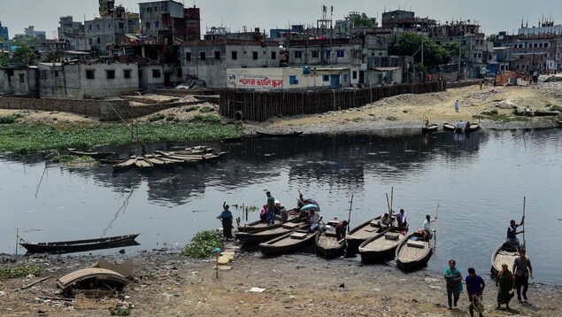 Des navigateurs attendent les clients en bordure de la rivière Buriganga, au Bangladesh.