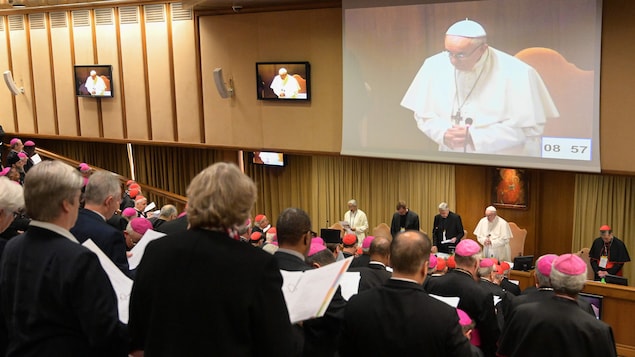 Le pape François apparaît au synode sur la protection des mineurs, le 21 février, au Vatican.