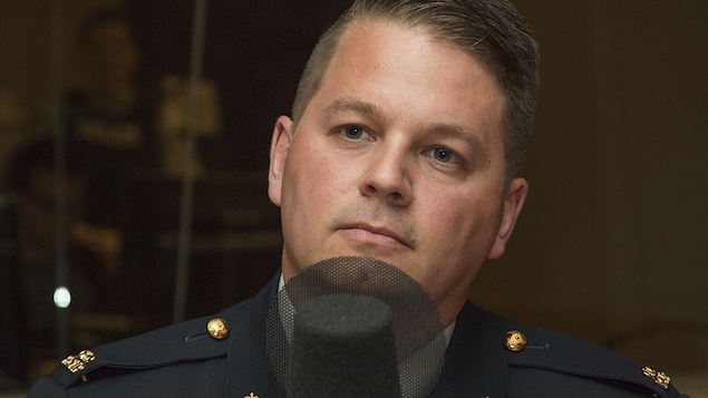 Sergent Jacques Théberge, de la Gendarmerie royale du Canada, au micro de Catherine Perrin.
