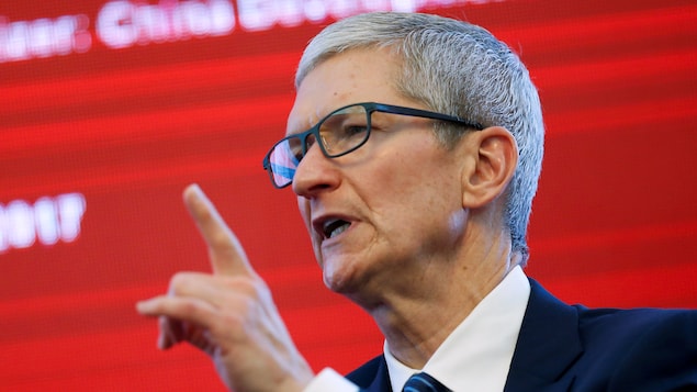 Tim Cook, PDG d'Apple, lève le doigt pendant qu'il parle.