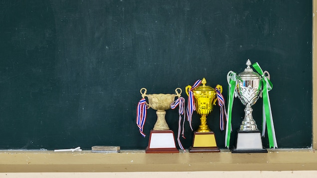Des trophées attendent d'être décernés dans une classe.