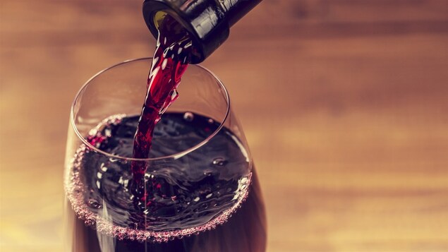 Du vin qu'on verse dans un verre