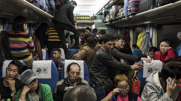 Des Chinois voyagent dans un train bondé, le 10 février 2018.