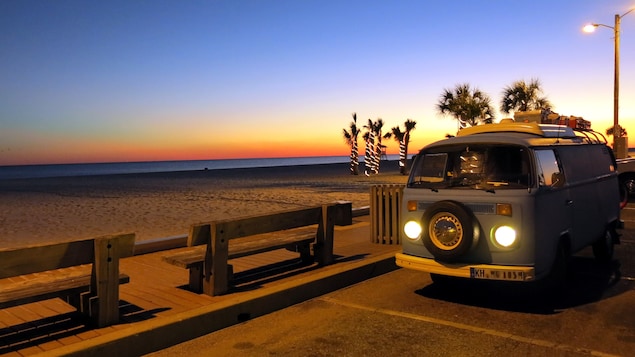 Une autocaravane sur le bord d'une plage aux États-Unis