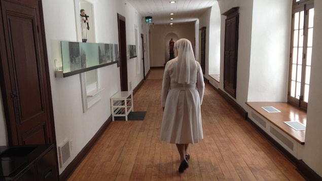 Une soeur circule dans un corridor du monastère des augustines de Québec.