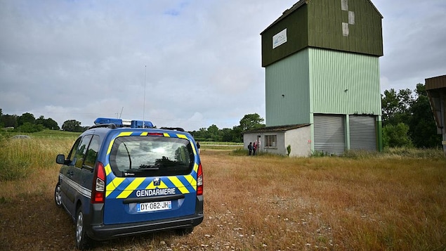 Une voiture de gendarmerie est garée devant le silo agricole où les équipes de recherche ont découvert le corps d'une enfant, vraisemblablement Lyhanna, une écolière de 11 ans disparue depuis le 29 mai 2026, à Puycasquier, dans le sud-ouest de la France, le 5 juin 2026.