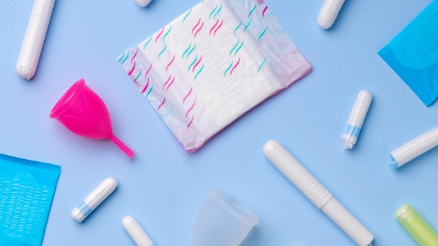 Des serviettes, tampons et une coupe menstruelle. 