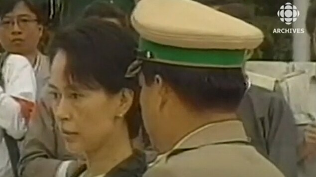 Un militaire parle à Aung San Suu Kyi.