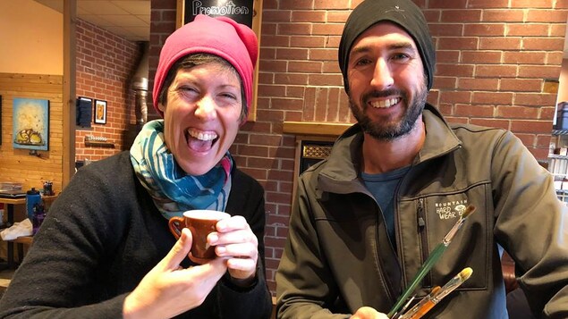 Nadia Bertrand et Sébastien Dubois, souriants, dans un café