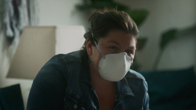 Une femme inuk portant un masque d'hygiène.