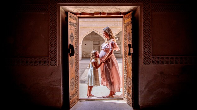 Nathalie Boudreau, enceinte, pose avec sa fille dans un décor typique du Moyen-Orient