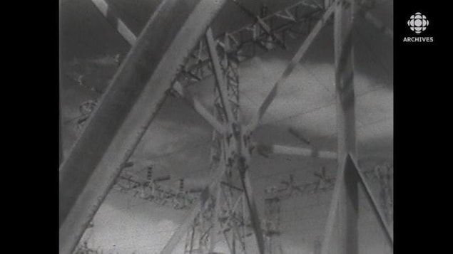 Vue sur des installations électriques en 1962