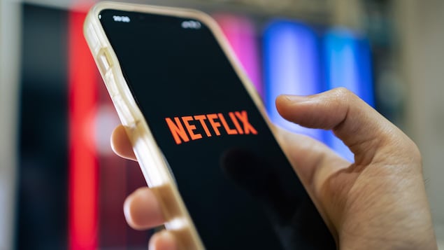 Gros plan d'un iPhone 13 montrant en plein écran l'application Netflix.