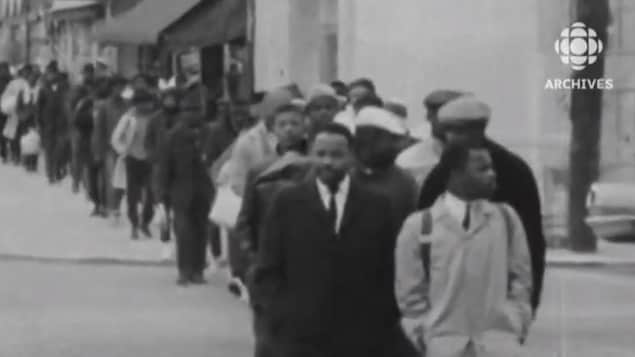 Image de manifestants participant à la marche de Selma vers Montgomery. 