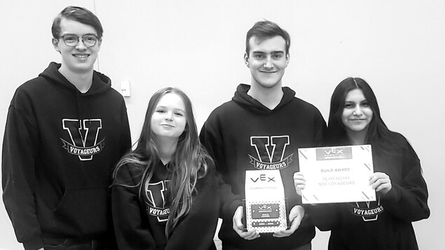 Sophie Barrette, Liam Spacek, Gabriella Gutierrez et Luke Dallaire avec le trophée Build Award du compétition provinciale de robotique en Ontario.