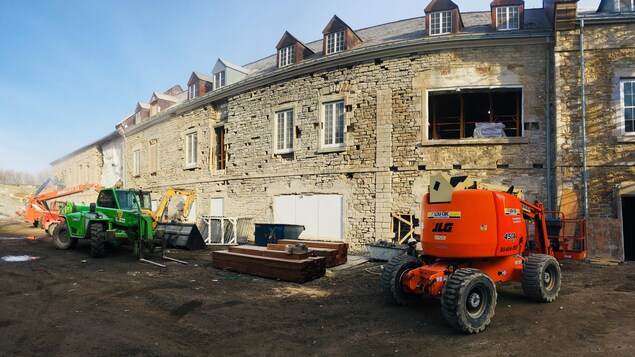 Vues sur le chantier visant à stabiliser les Nouvelles-Casernes. Il s’agit d’un grand bâtiment en pierre datant de l’époque de la Nouvelle-France. On aperçoit des charriots élévateurs et des madriers empilés au sol. Vues sur le chantier visant à stabiliser les Nouvelles-Casernes. Il s’agit d’un grand bâtiment en pierre datant de l’époque de la Nouvelle-France. On aperçoit des charriots élévateurs et des madriers empilés au sol.