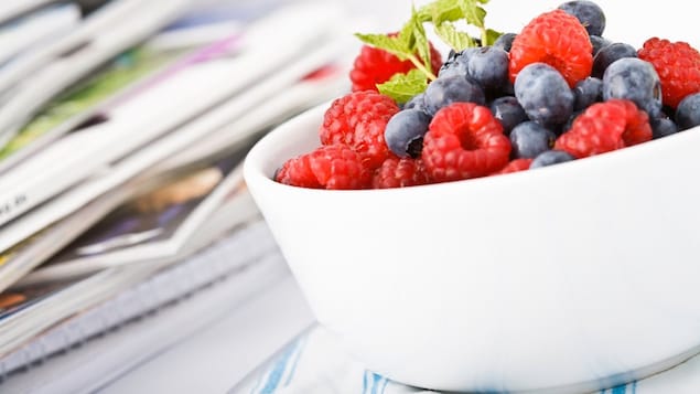 Un bol de framboises et de bleuets