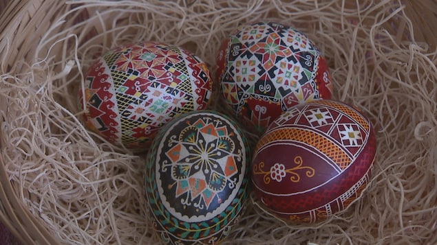Des œufs colorés avec des motifs folkloriques.