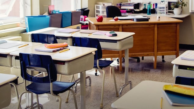 Une classe d'école vide.