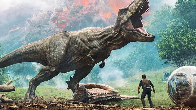 Un t-rex hurle devant un homme 