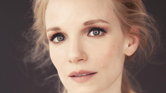 Portrait en gros plan de Marianne Farley.