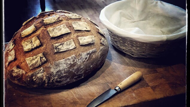 Un pain fait maison sur une table.