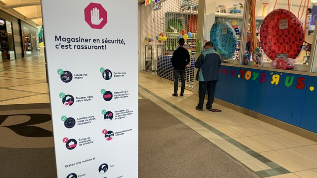 Un pancarte dans un centre commercial.