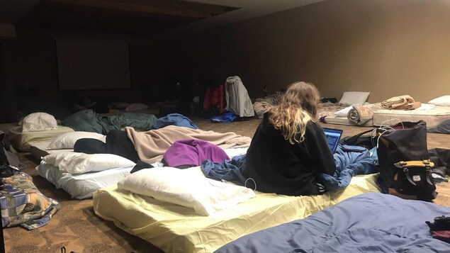 Un dortoir improvisé au centre de ski Manning Park pour héberger des automibilistes coincés sur la route 3 fermée compte tenu des inondations.