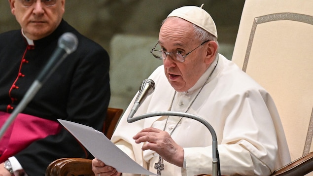Le pape en audience publique lit un discours. 
