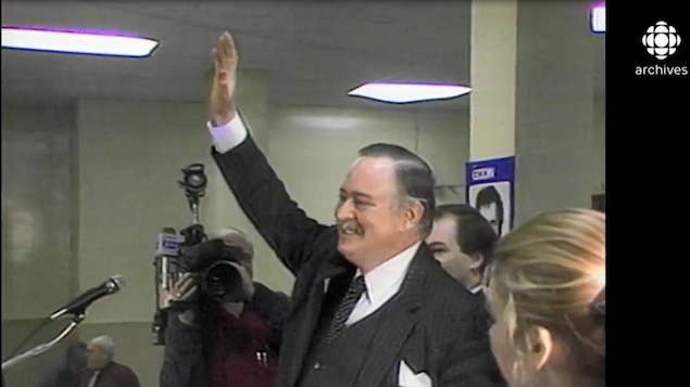 Jacques Parizeau salue des partisans péquistes deux jours avant son élection comme chef du Parti québécois.