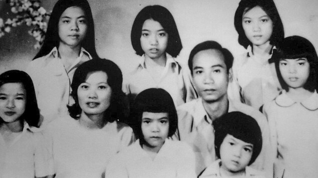 Photo en noir et blanc des neuf membres de la famille Nguyen