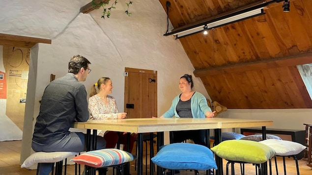 Delphine Delmas, Cassandre Lambert-Pellerin et Alex Tremblay Lamarche discutent autour d'une table dans une maison d'antan. 