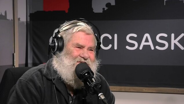 Un homme âgé en studio de radio 