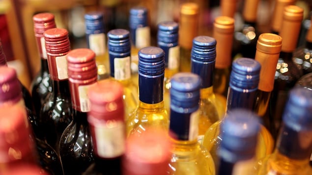 Vue aérienne de bouteilles de vin rouge et blanc.